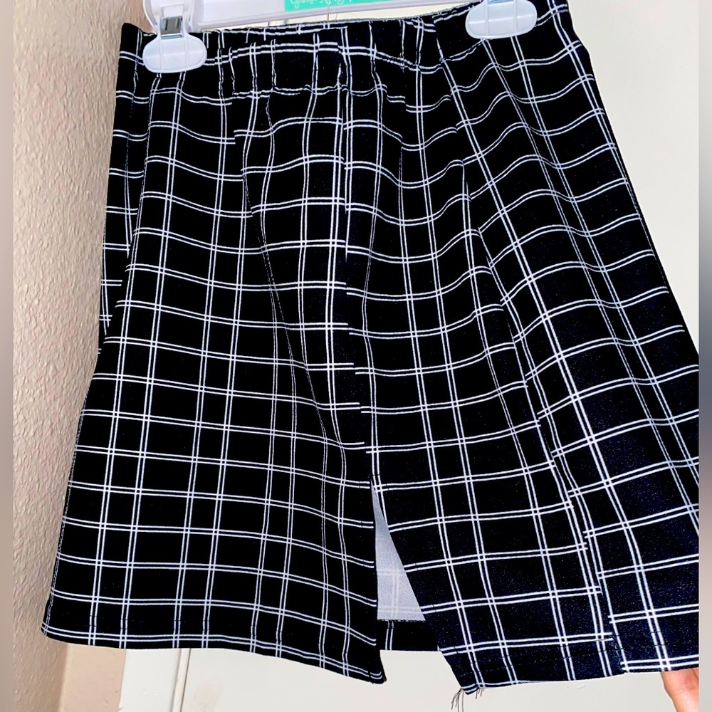 Women’s Mini Skirt with slit on the side!